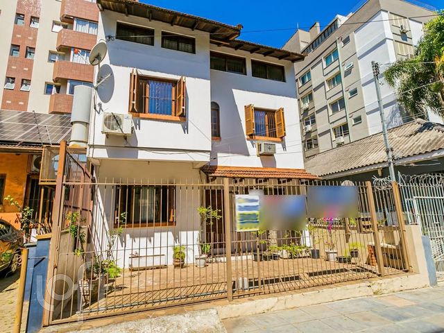 Casa com 157m², 4 dormitórios, 1 suíte, 2 vagas, Petrópolis em Porto Alegre