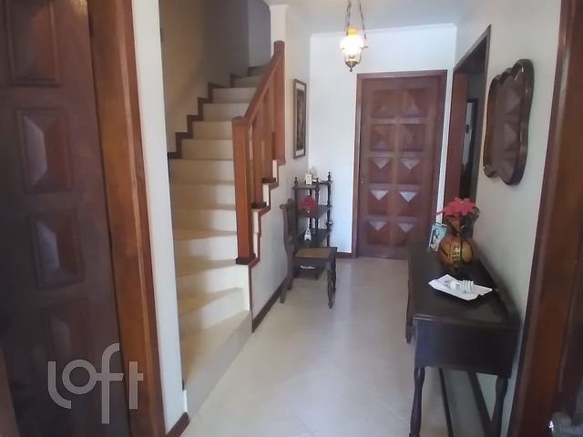 Casa com 290m², 3 dormitórios, 1 suíte, 2 vagas, Higienópolis em Porto Alegre