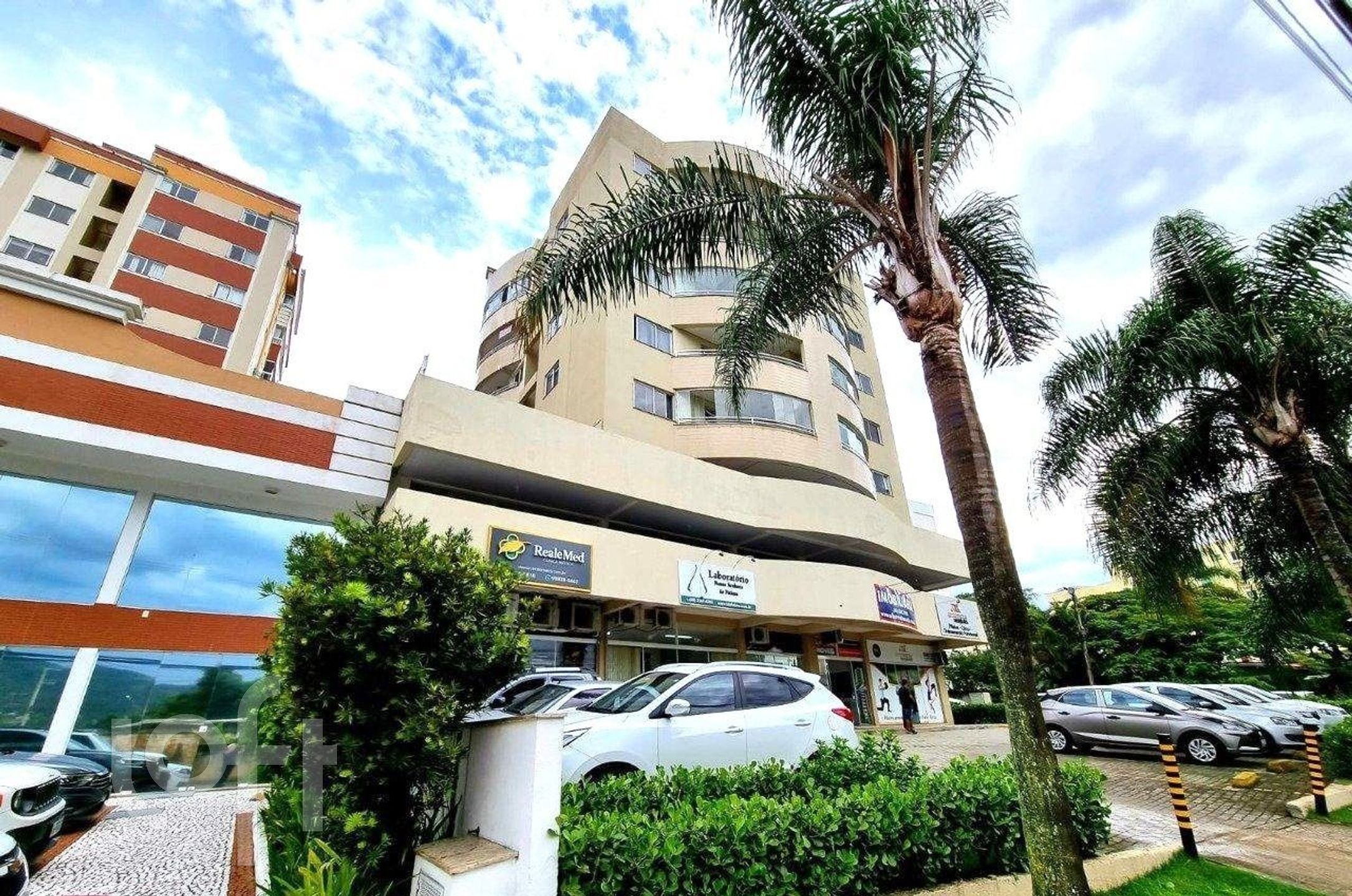 Apartamento no Córrego Grande 2 quartos, suíte, vaga de garagem coberta, sacada com churrasqueira