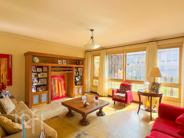 Casa com 238m², 4 dormitórios, 1 suíte, 4 vagas, Chácara das Pedras em Porto Alegre