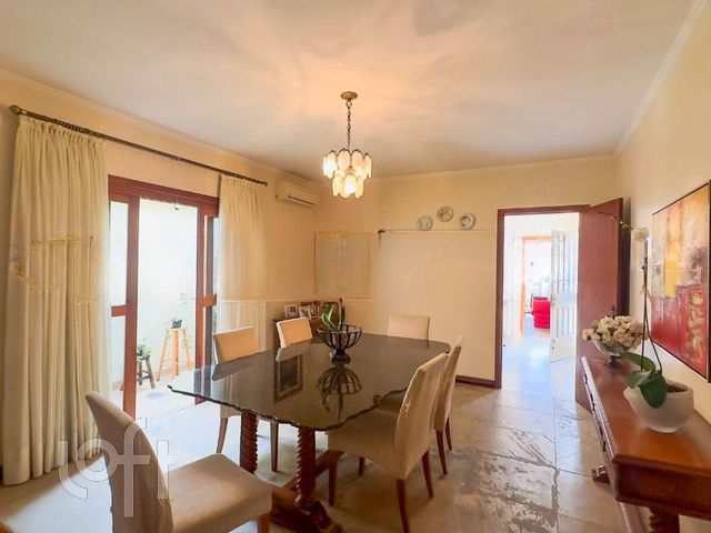 Casa com 238m², 4 dormitórios, 1 suíte, 4 vagas, Chácara das Pedras em Porto Alegre