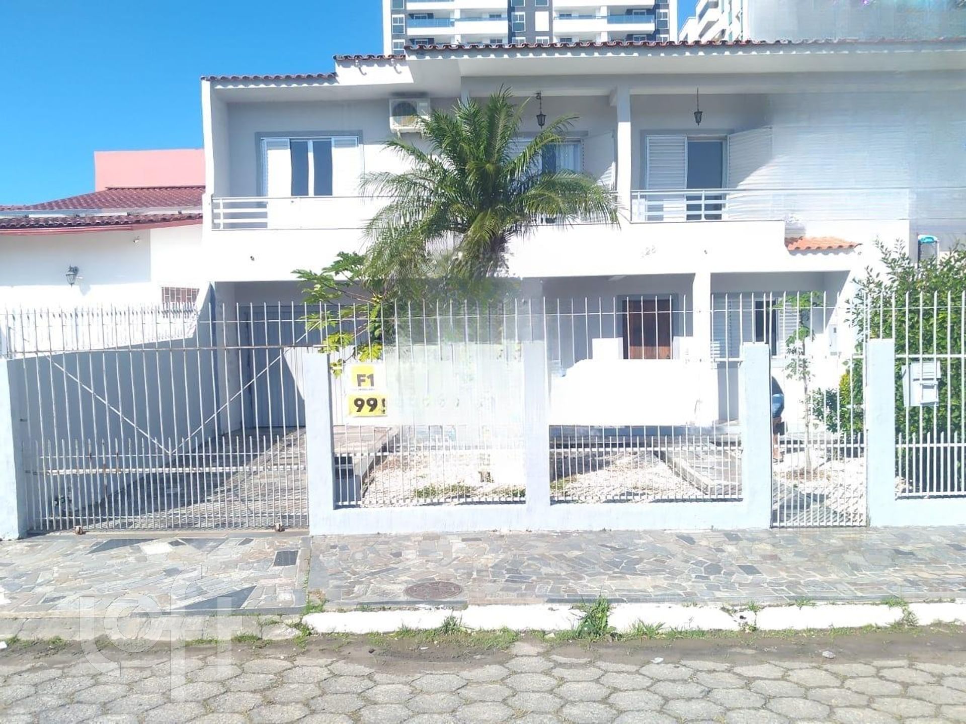 Casa Residencial com 258m², 5 quartos, 1 suíte, 8 garagens, no bairro Kobrasol em São José