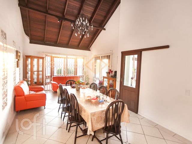 Casa com 300m², 5 dormitórios, 5 suítes, 4 vagas, Três Figueiras em Porto Alegre