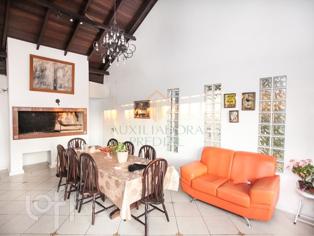 Casa com 300m², 5 dormitórios, 5 suítes, 4 vagas, Três Figueiras em Porto Alegre