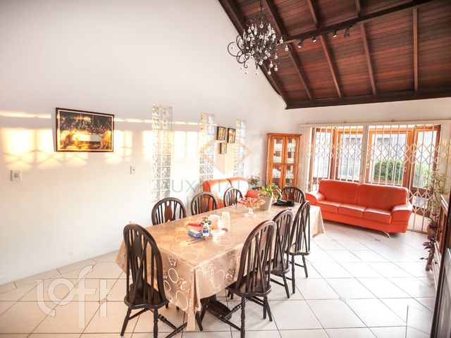 Casa com 300m², 5 dormitórios, 5 suítes, 4 vagas, Três Figueiras em Porto Alegre