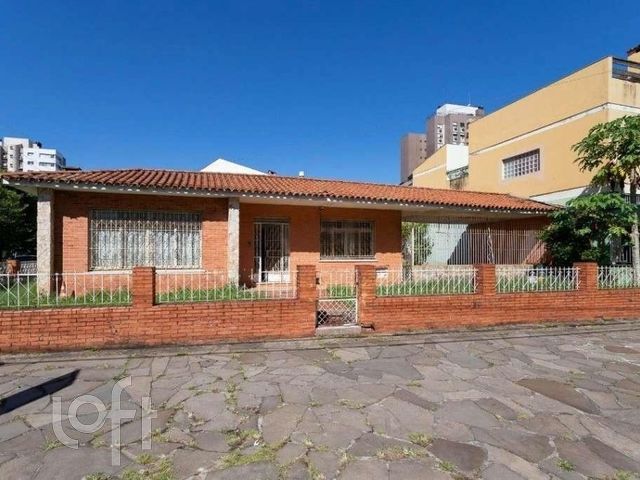 Casa com 247m², 3 dormitórios, 1 suíte, 5 vagas, Menino Deus em Porto Alegre