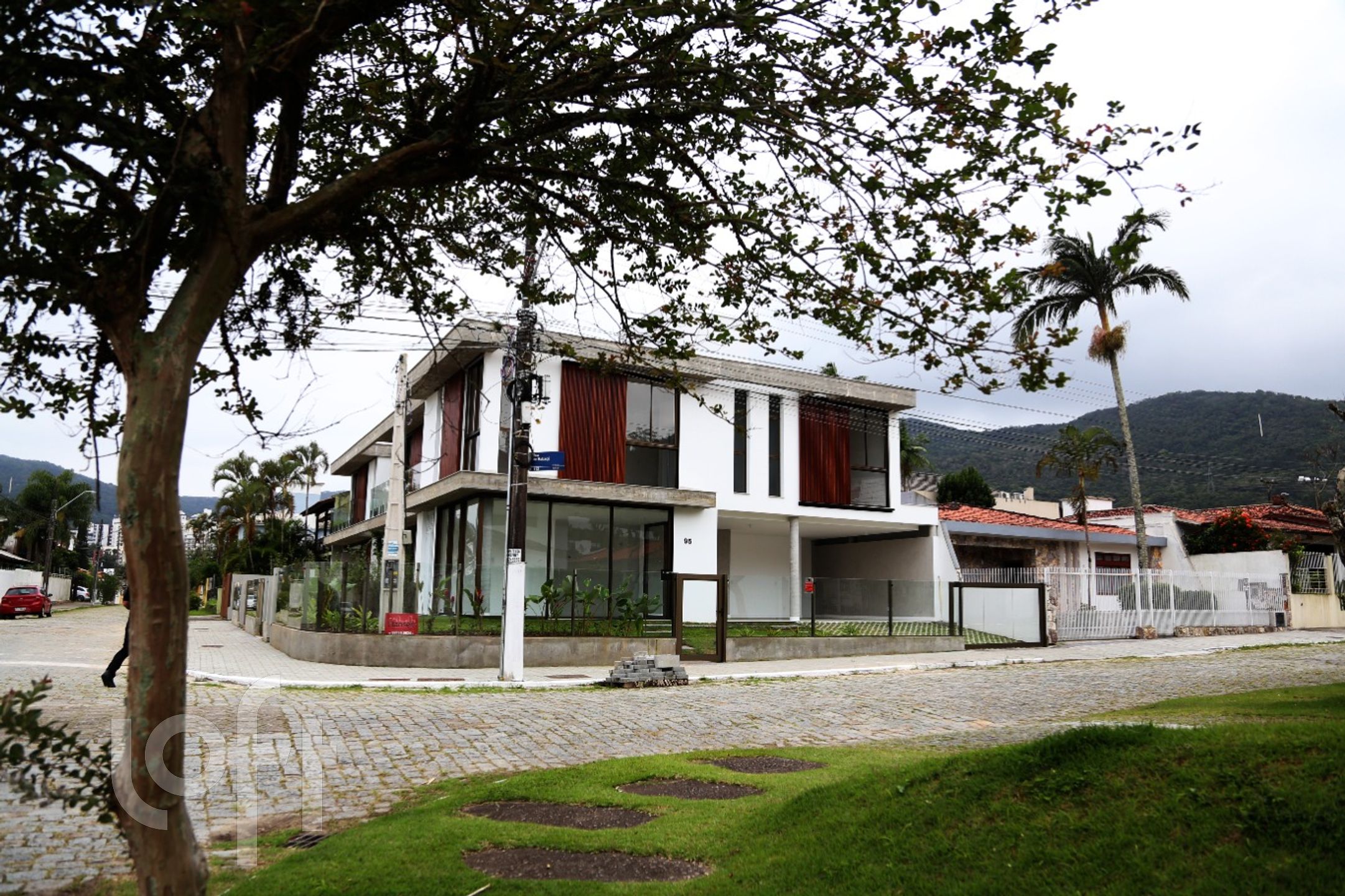 Casa à venda em Itacorubi com 165 m², 3 quartos, 3 suítes, 1 vaga