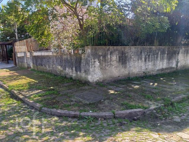 Casa com 330m², 3 dormitórios, 1 vaga, Vila Ipiranga em Porto Alegre