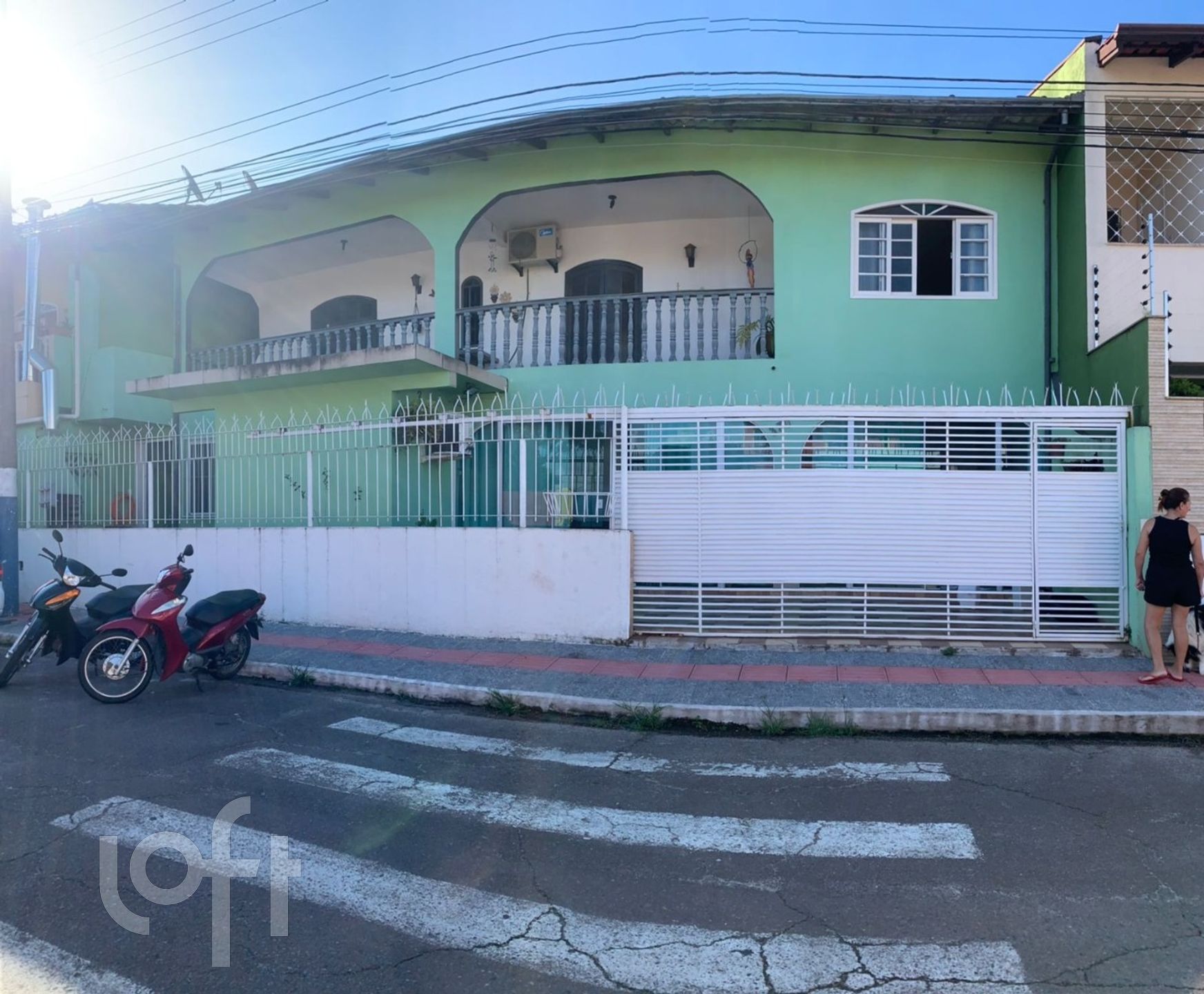 Casa Residencial com 230m², 3 quartos, 1 suíte, 2 garagens, no bairro Centro em Balneário Camboriú