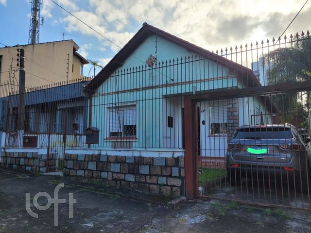 Casa com 110m², 2 dormitórios, 4 vagas, Vila Ipiranga em Porto Alegre