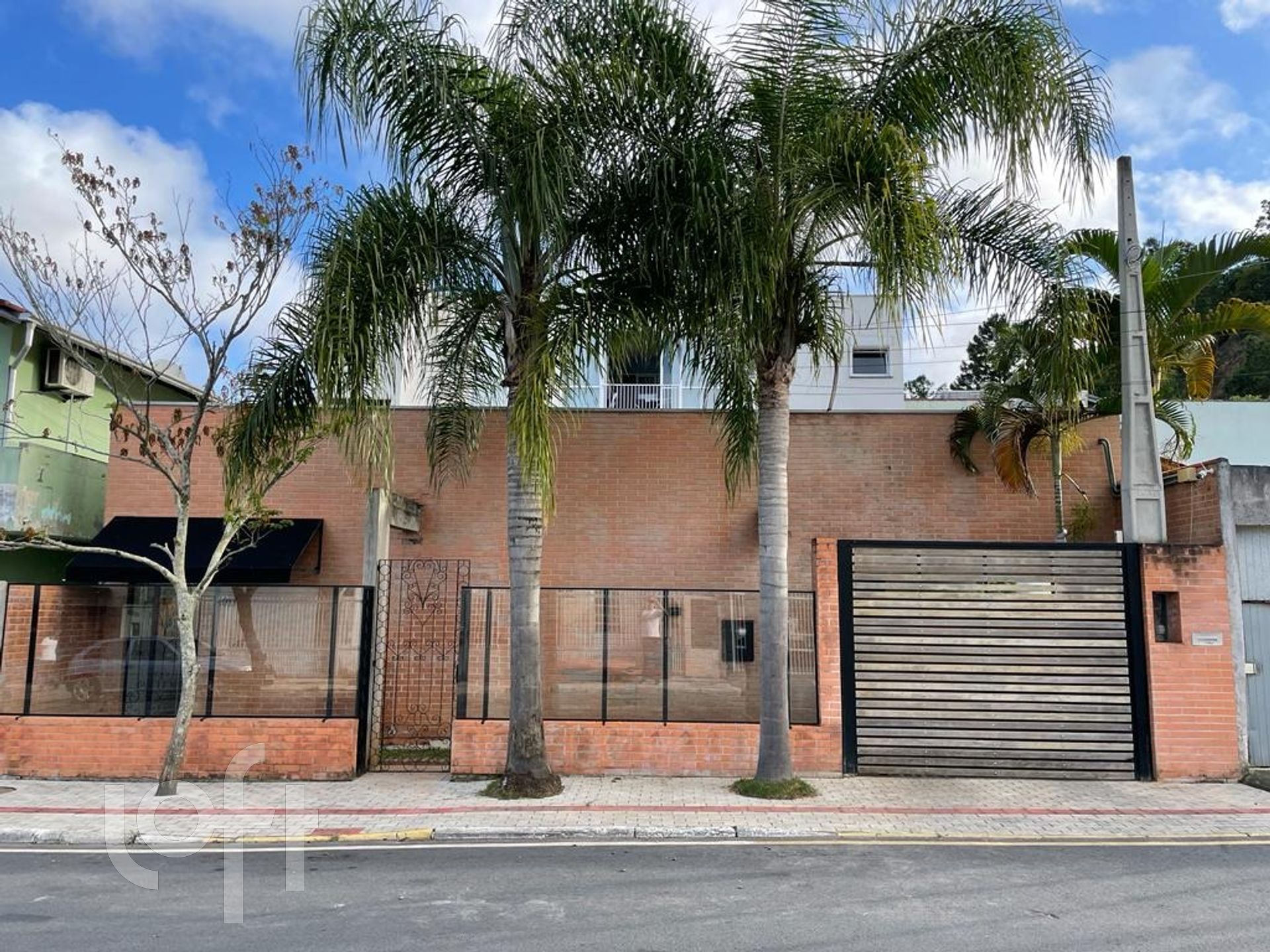 Casa à venda em Nações com 260 m², 2 quartos, 1 suíte