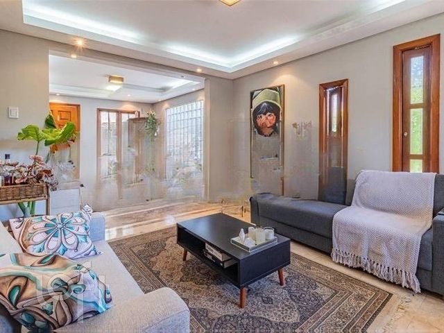 Casa com 198m², 4 dormitórios, 2 suítes, 4 vagas, Três Figueiras em Porto Alegre