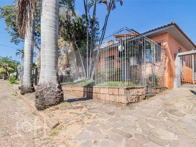Casa com 198m², 4 dormitórios, 2 suítes, 4 vagas, Três Figueiras em Porto Alegre