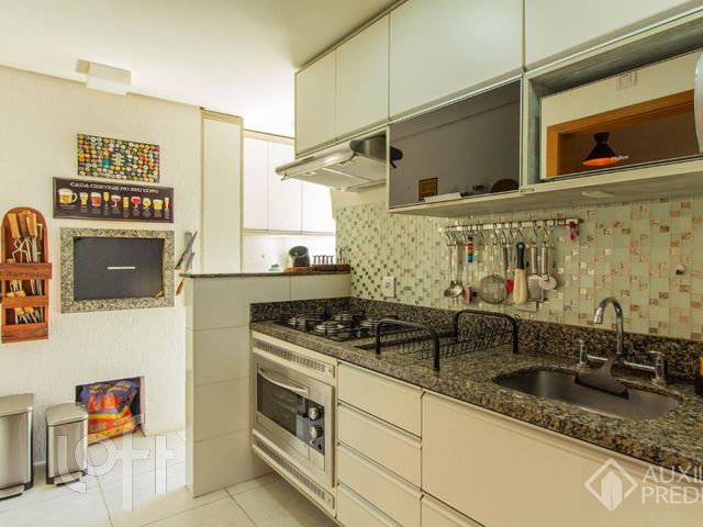 Apartamento com 65m², 2 dormitórios, 1 suíte, 2 vagas, Petrópolis em Porto Alegre