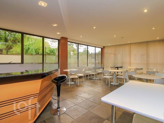 Apartamento com 188m², 3 dormitórios, 1 suíte, 2 vagas, Petrópolis em Porto Alegre