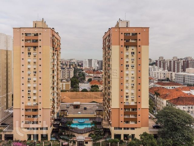 Apartamento com 69m², 3 dormitórios, 1 suíte, 1 vaga, Vila Ipiranga em Porto Alegre