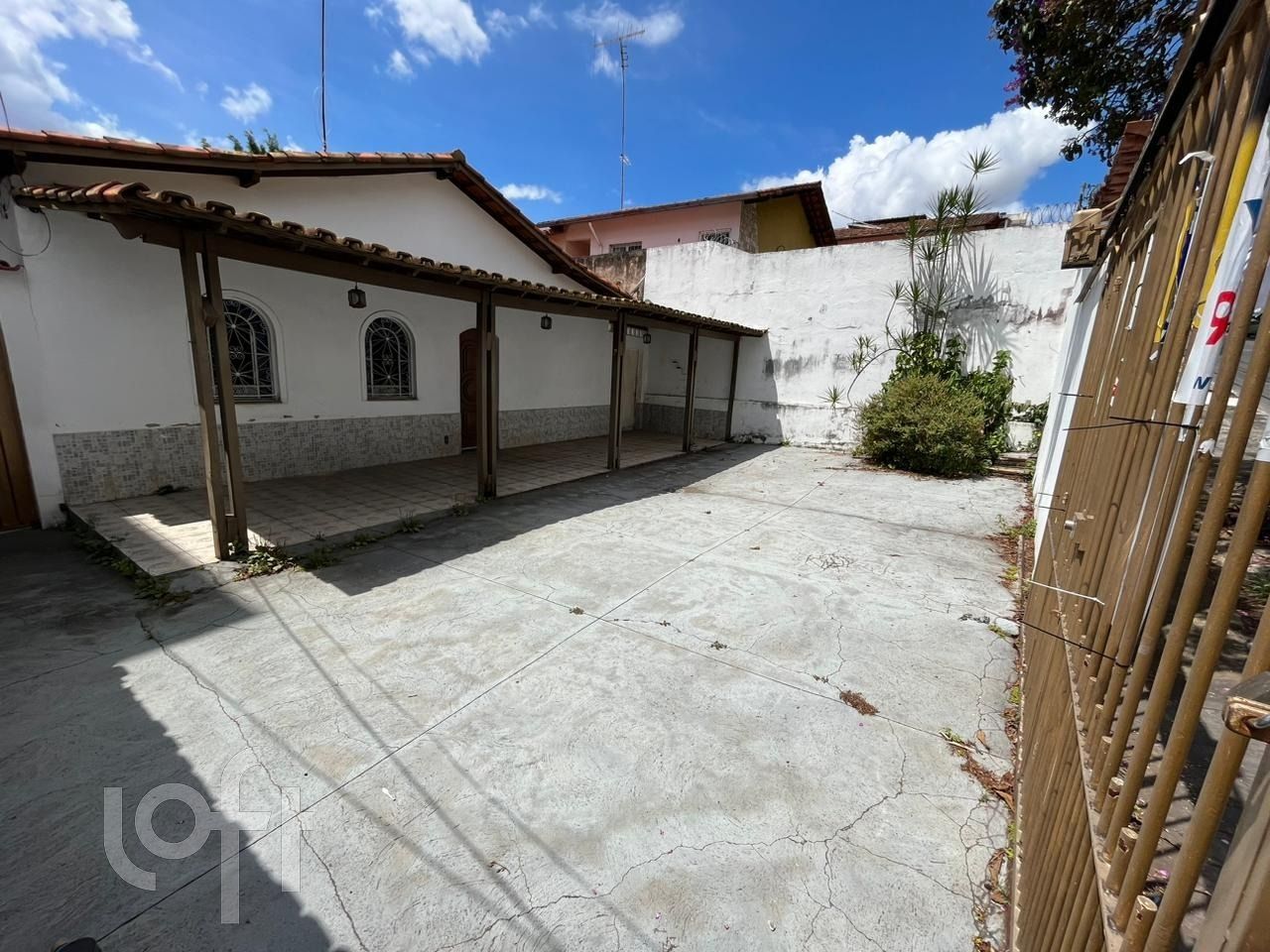 Casa à venda com 3 quartos, 286m² - Foto 1