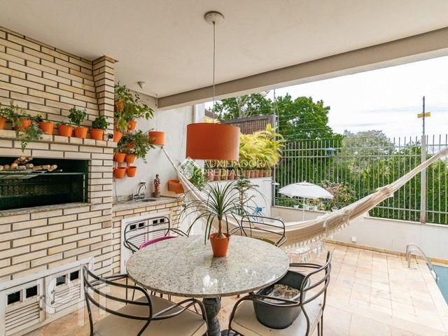 Casa em Condomínio com 324m², 3 dormitórios, 3 suítes, 3 vagas, Três Figueiras em Porto Alegre