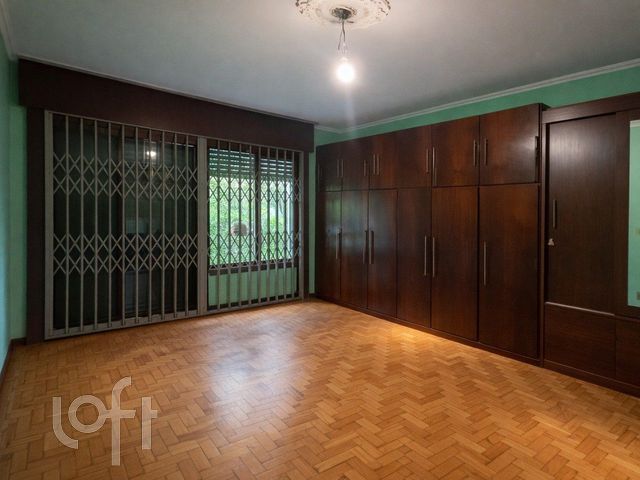 Casa com 237m², 4 dormitórios, 1 suíte, 2 vagas, Vila Ipiranga em Porto Alegre