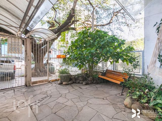 Casa com 264m², 3 dormitórios, 2 vagas, Petrópolis em Porto Alegre