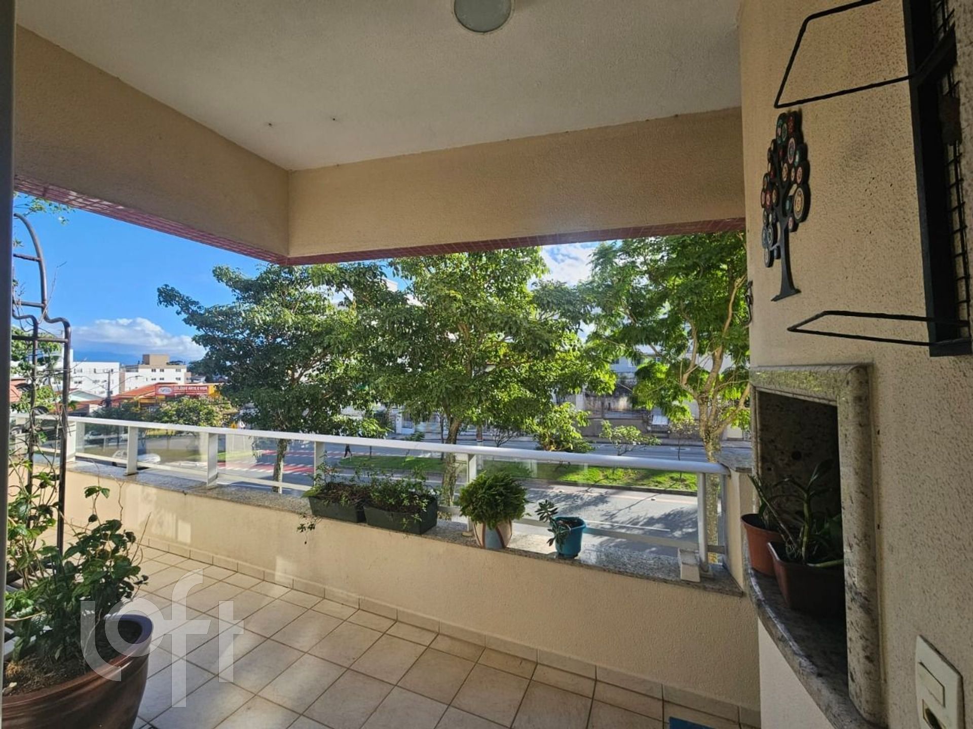 Amplo terraço,  2 garagens,  em ótima localização no Bairro Capoeiras