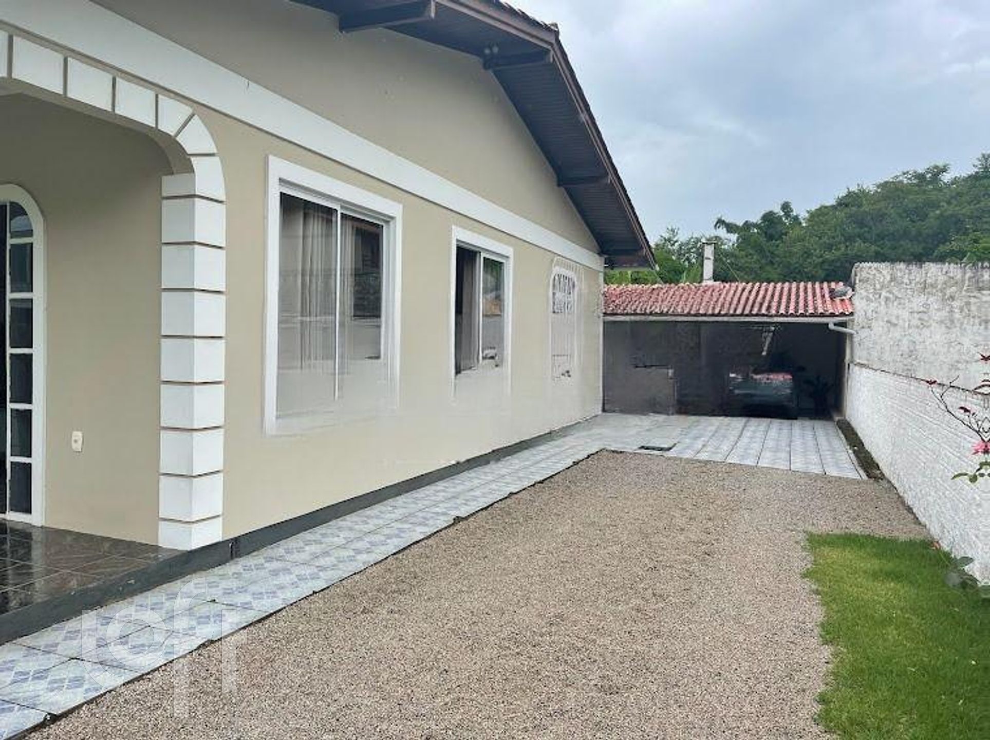 Casa Residencial com 160m², 3 quartos, 2 garagens, no bairro Saco Grande em Florianópolis