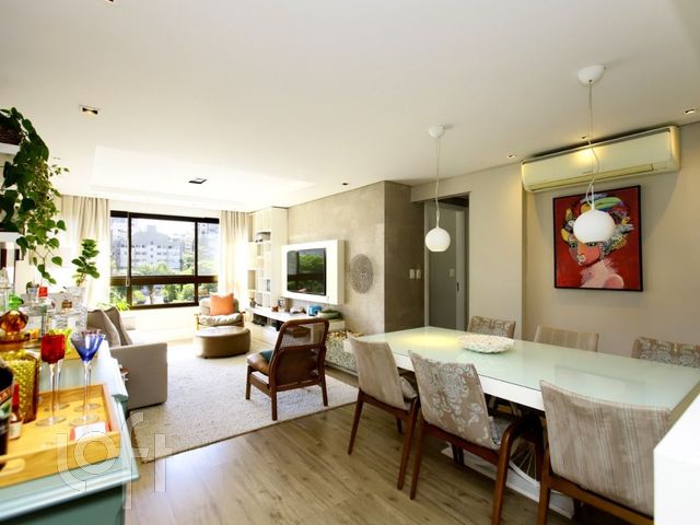 Apartamento com 75m², 2 dormitórios, 1 suíte, 2 vagas, Petrópolis em Porto Alegre