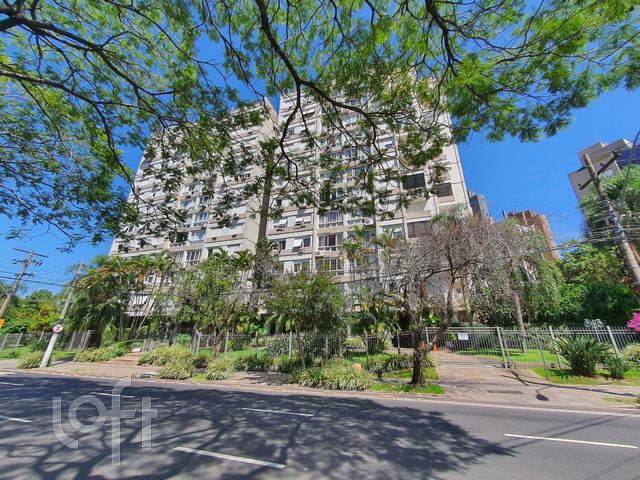 Apartamento com 120m², 3 dormitórios, 1 suíte, 1 vaga, Petrópolis em Porto Alegre