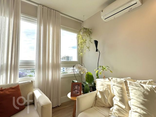 Apartamento com 64m², 2 dormitórios, 1 suíte, 1 vaga, São João em Porto Alegre