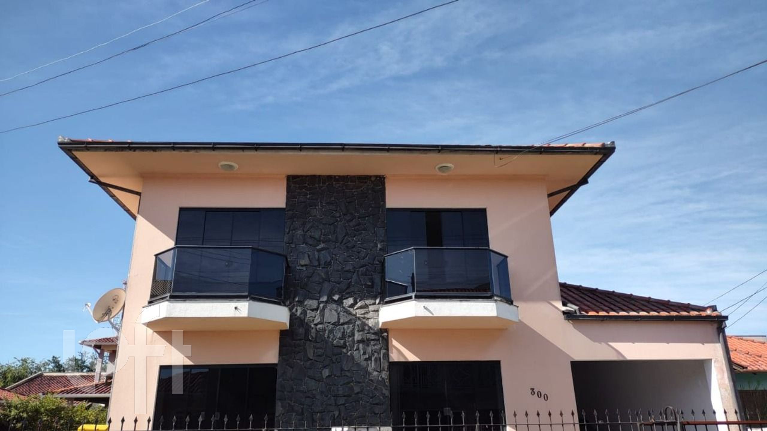 Casa à venda em Carianos com 300 m², 3 quartos, 1 suíte