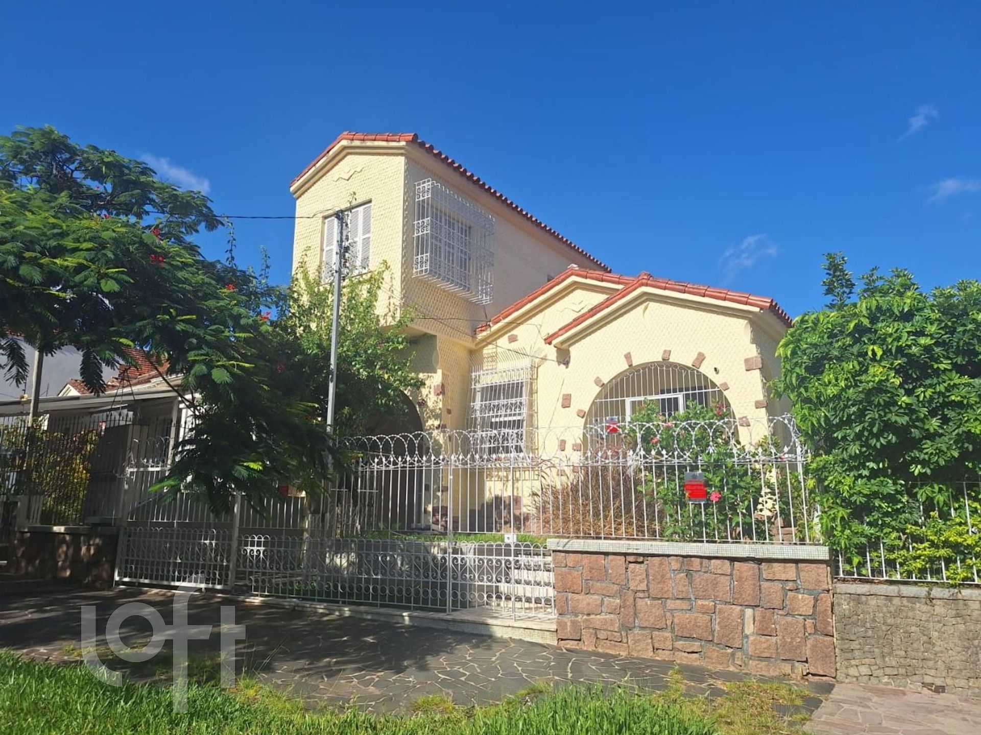 Casa com 220m², 3 dormitórios, 2 vagas, Petrópolis em Porto Alegre