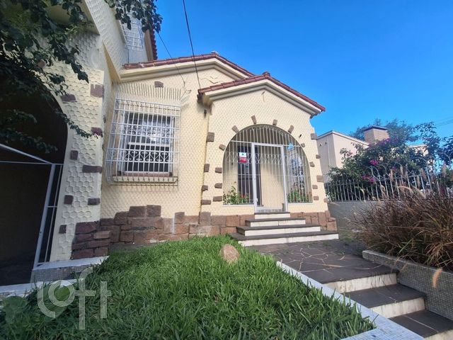 Casa com 220m², 3 dormitórios, 2 vagas, Petrópolis em Porto Alegre