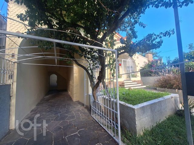 Casa com 220m², 3 dormitórios, 2 vagas, Petrópolis em Porto Alegre