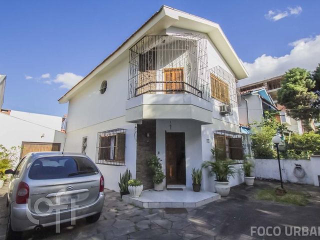 Casa com 147m², 3 dormitórios, 5 vagas, Vila Ipiranga em Porto Alegre