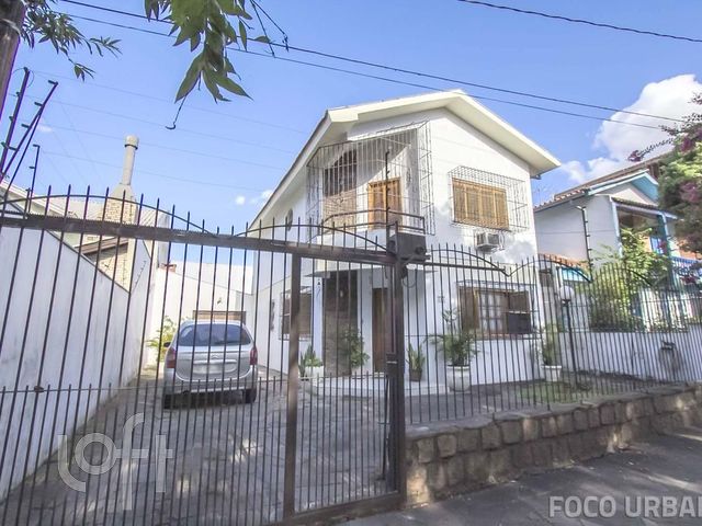 Casa com 147m², 3 dormitórios, 5 vagas, Vila Ipiranga em Porto Alegre