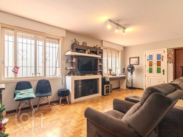 Apartamento com 110m², 3 dormitórios, 1 suíte, 2 vagas, Rio Branco em Porto Alegre