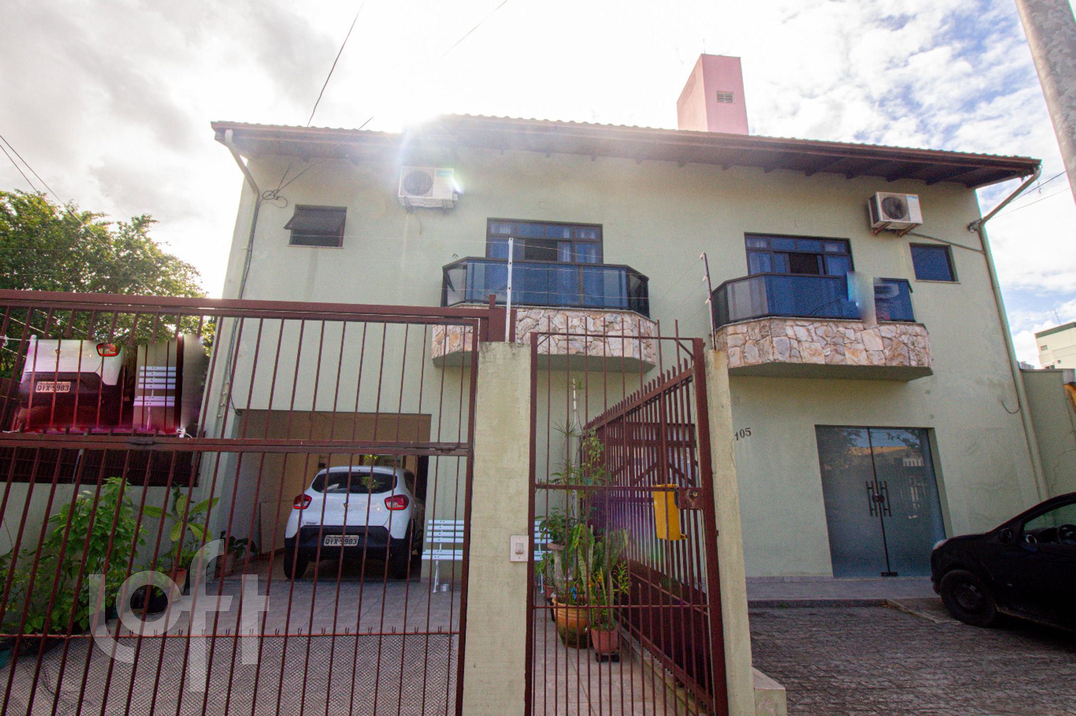 Casa Residencial com 242m², 4 quartos, 2 suítes, 4 garagens, no bairro Trindade em Florianópolis