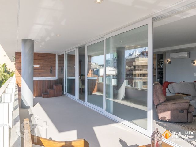 Apartamento com 230m², 3 dormitórios, 3 suítes, 3 vagas, Menino Deus em Porto Alegre