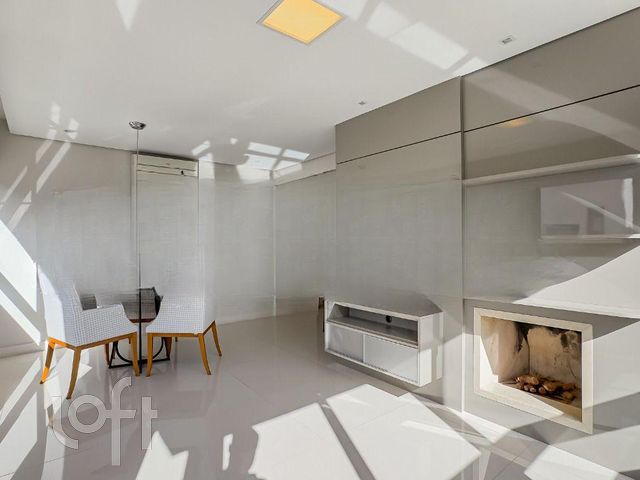 Apartamento com 79m², 2 dormitórios, 1 suíte, 2 vagas, Petrópolis em Porto Alegre